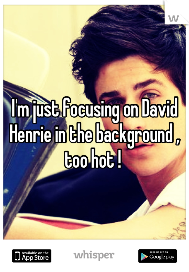 I'm just focusing on David Henrie in the background , too hot ! 