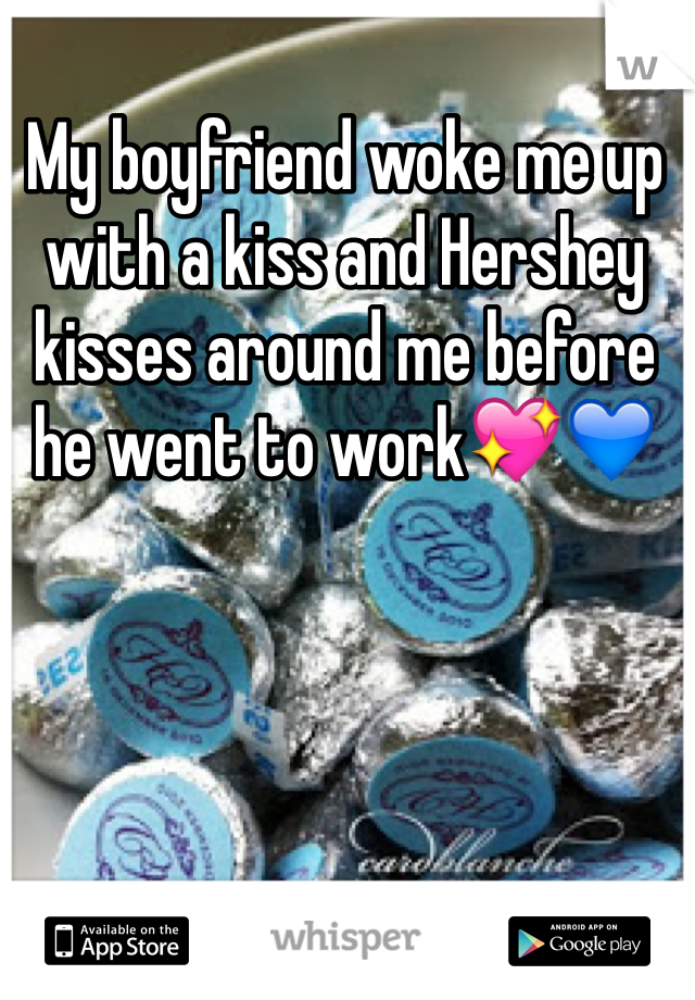 My boyfriend woke me up with a kiss and Hershey kisses around me before he went to work💖💙
