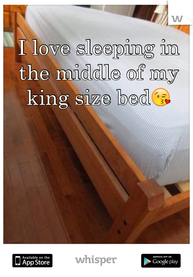 I love sleeping in the middle of my king size bed😘