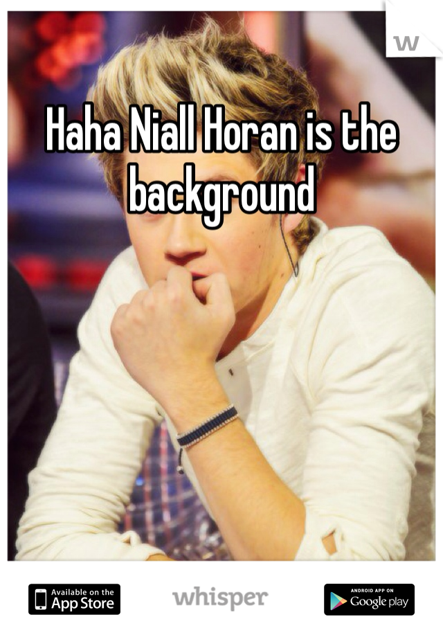 Haha Niall Horan is the background  