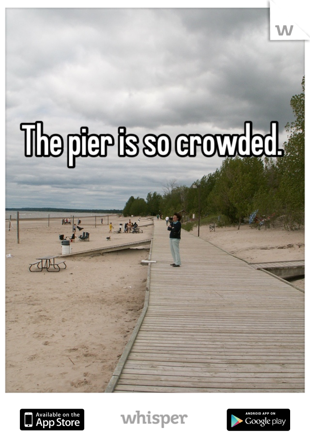 The pier is so crowded. 