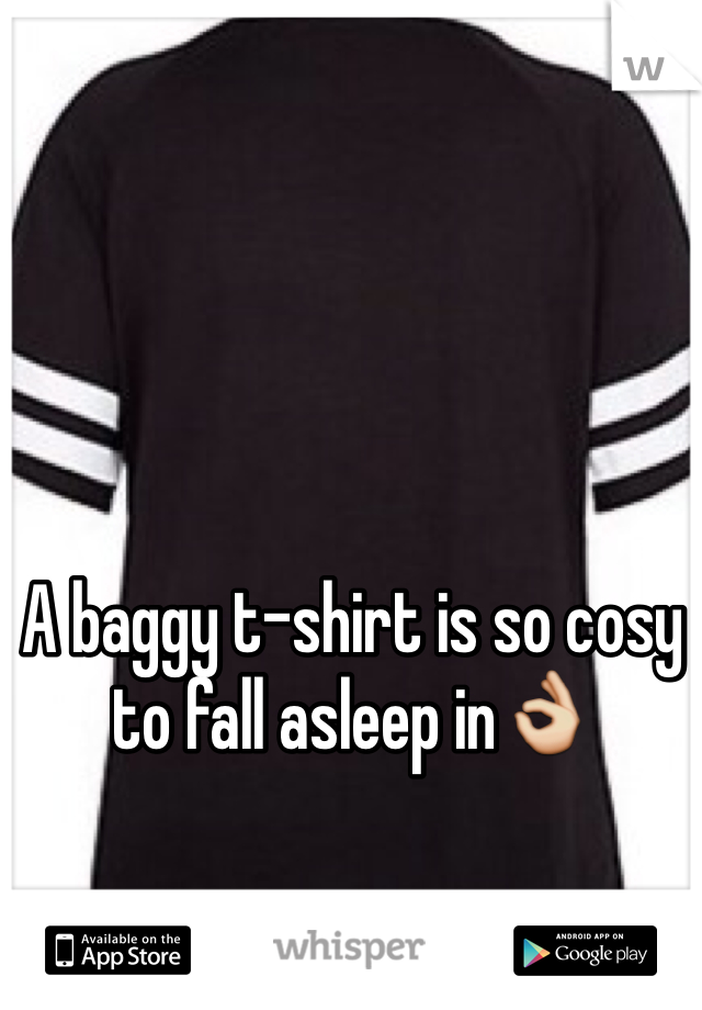 A baggy t-shirt is so cosy to fall asleep in👌