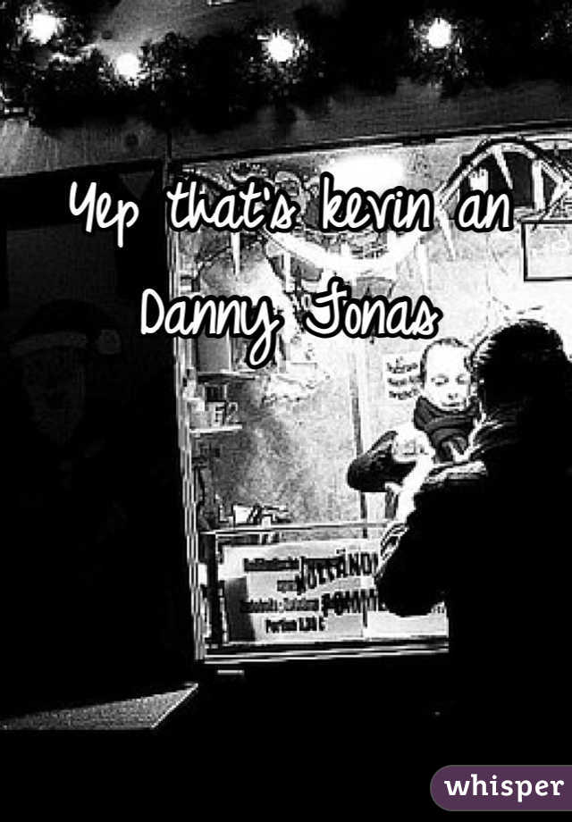 Yep that's kevin an Danny Jonas 