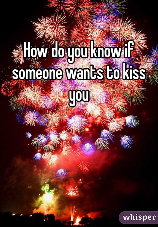 How do you know if someone wants to kiss you