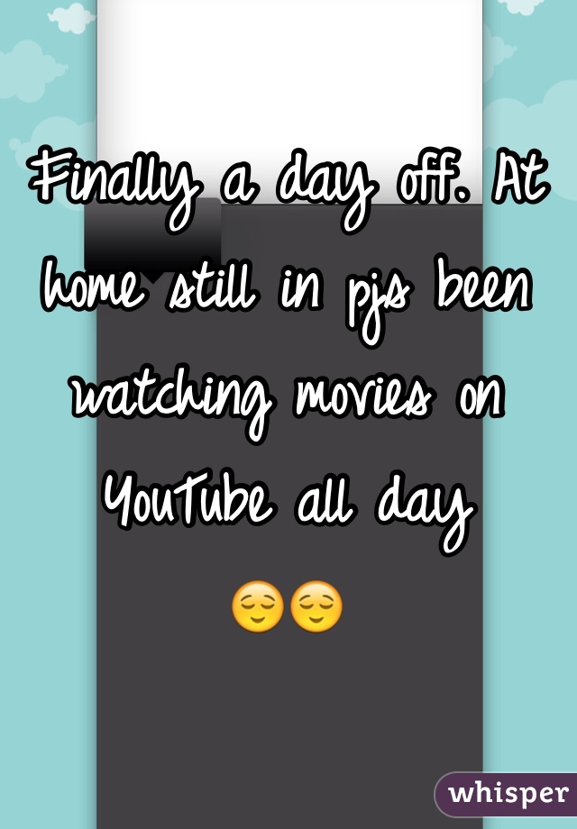 Finally a day off. At home still in pjs been watching movies on YouTube all day
😌😌

