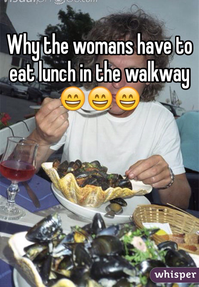 Why the womans have to eat lunch in the walkway 😄😄😄