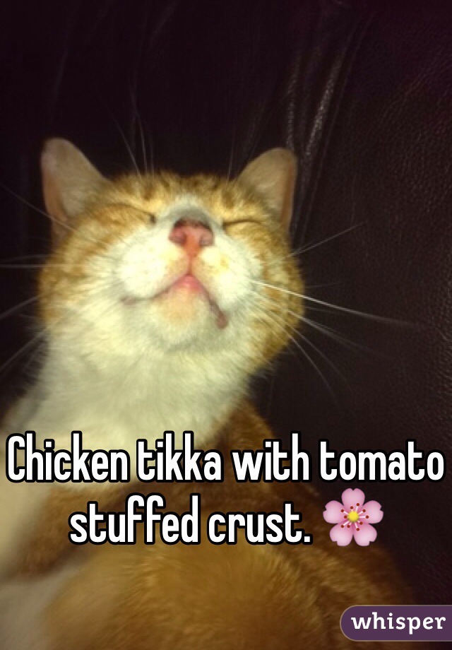 Chicken tikka with tomato stuffed crust. 🌸