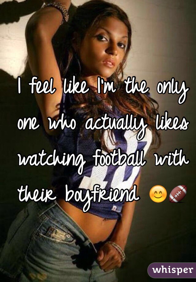 I feel like I'm the only one who actually likes watching football with their boyfriend 😊🏈