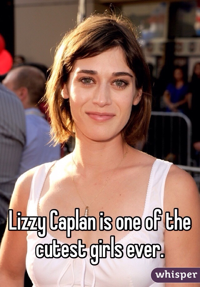 Lizzy Caplan is one of the cutest girls ever.
