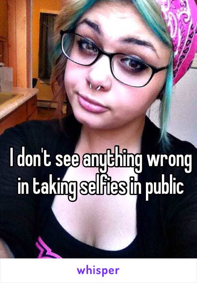 I don't see anything wrong in taking selfies in public