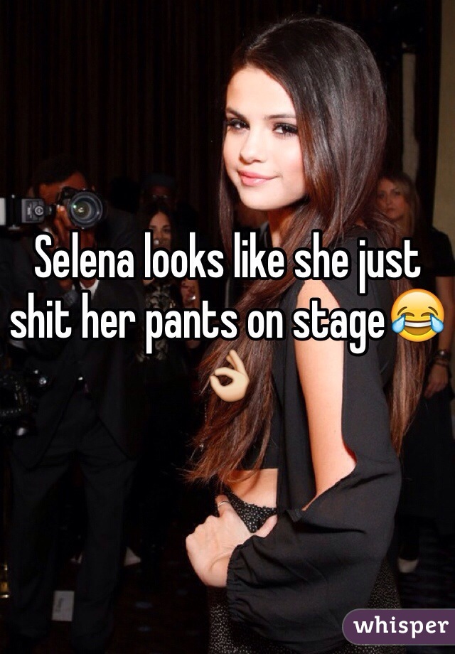 Selena looks like she just shit her pants on stage😂👌