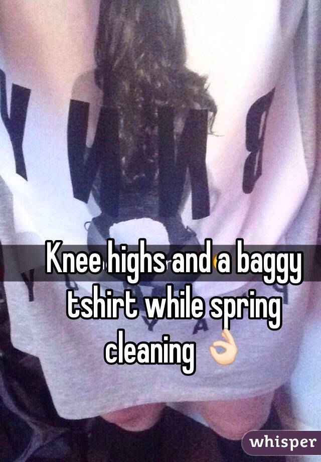 Knee highs and a baggy tshirt while spring cleaning 👌🏻