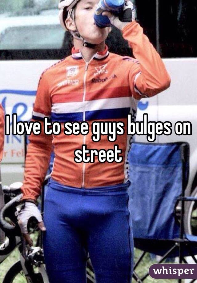 I love to see guys bulges on street