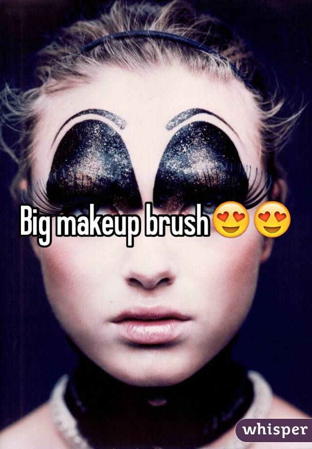 Big makeup brush😍😍