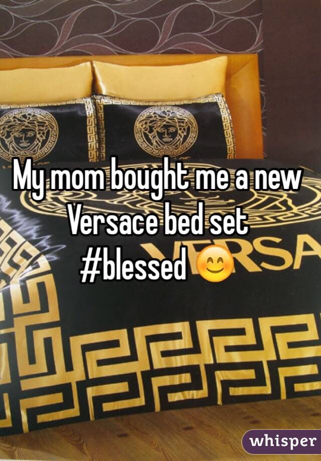 My mom bought me a new Versace bed set
#blessed 😊