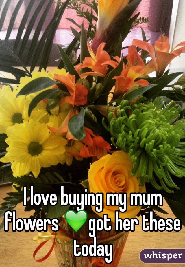 I love buying my mum flowers 💚got her these today 