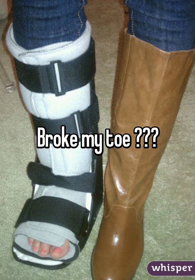 Broke my toe 😫😫😫