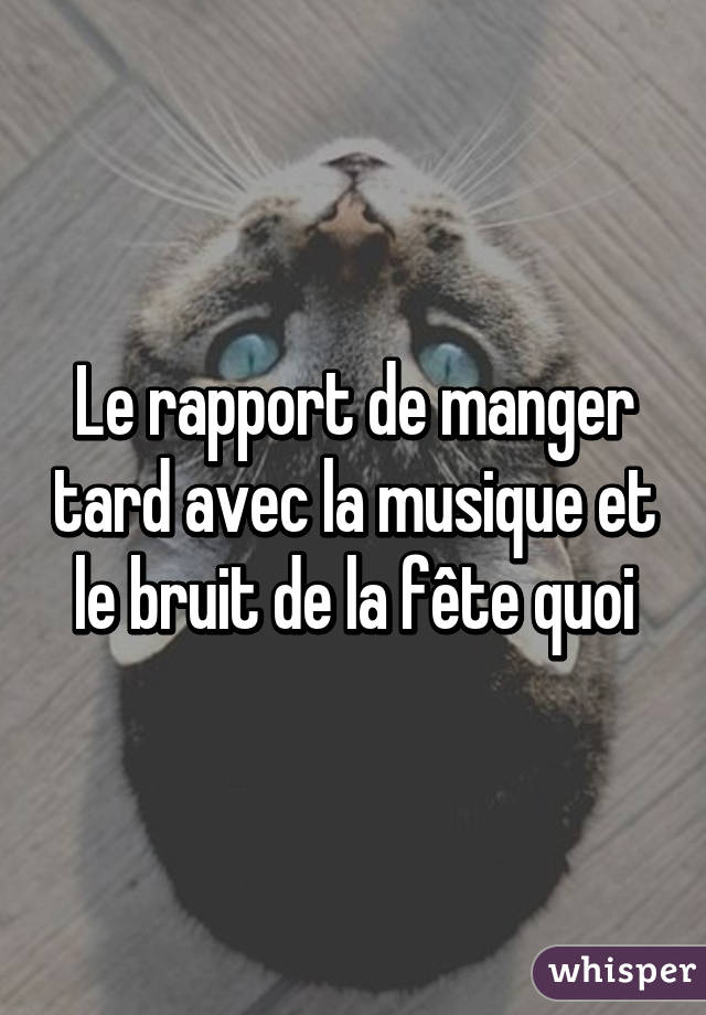 Le rapport de manger tard avec la musique et le bruit de la fête quoi