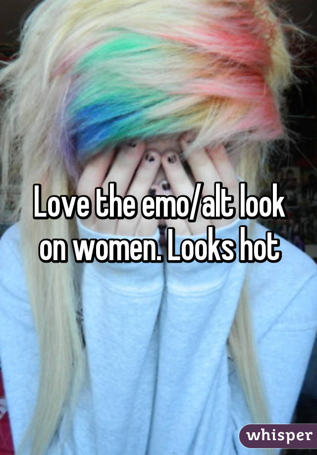 Love the emo/alt look on women. Looks hot