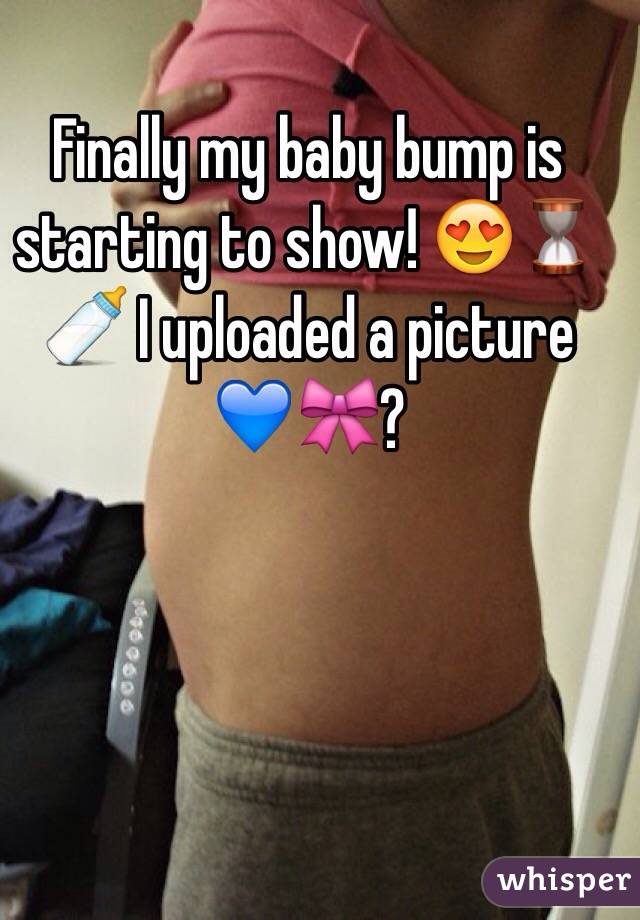 Finally my baby bump is starting to show! 😍⏳🍼 I uploaded a picture 💙🎀? 