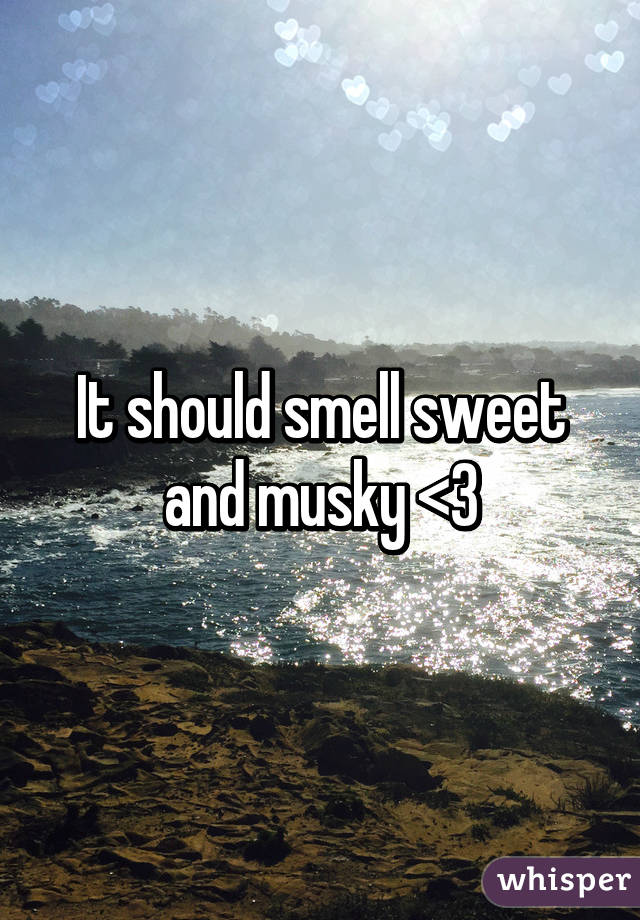 It should smell sweet and musky <3