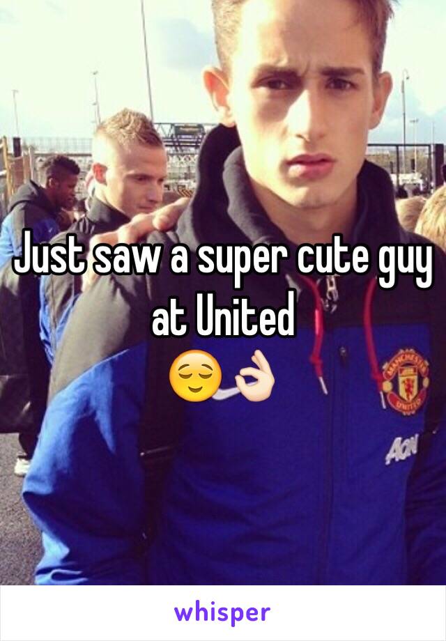 Just saw a super cute guy at United 
😌👌🏻