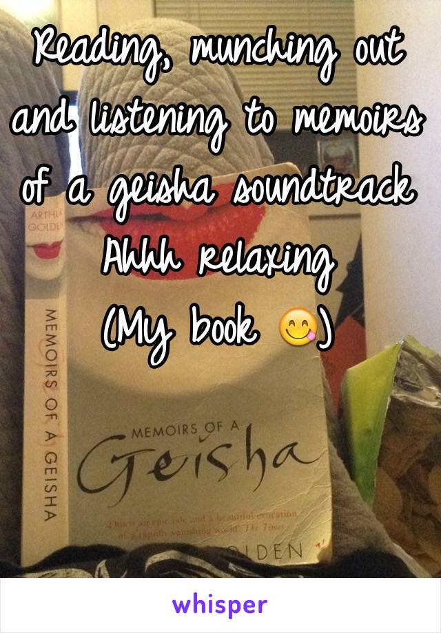 Reading, munching out and listening to memoirs of a geisha soundtrack Ahhh relaxing
(My book 😋)