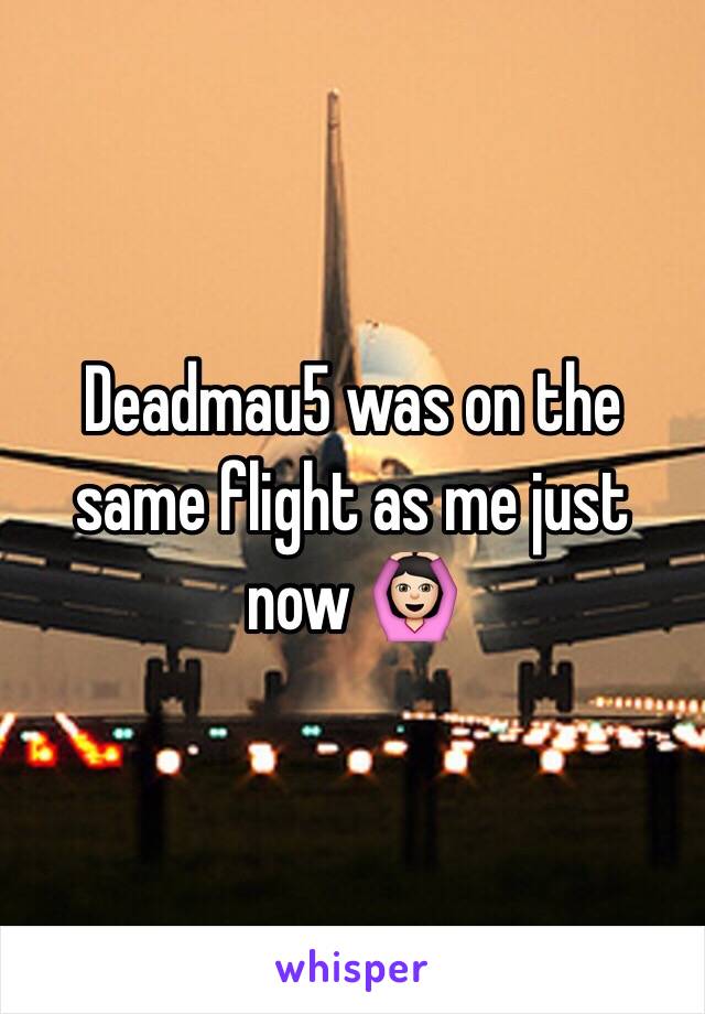 Deadmau5 was on the same flight as me just now 🙆🏻