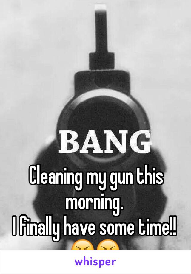  Cleaning my gun this morning. 
I finally have some time!! 
😝😝