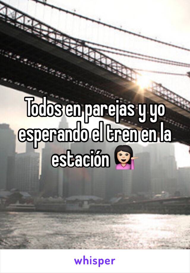 Todos en parejas y yo esperando el tren en la estación 💁🏻