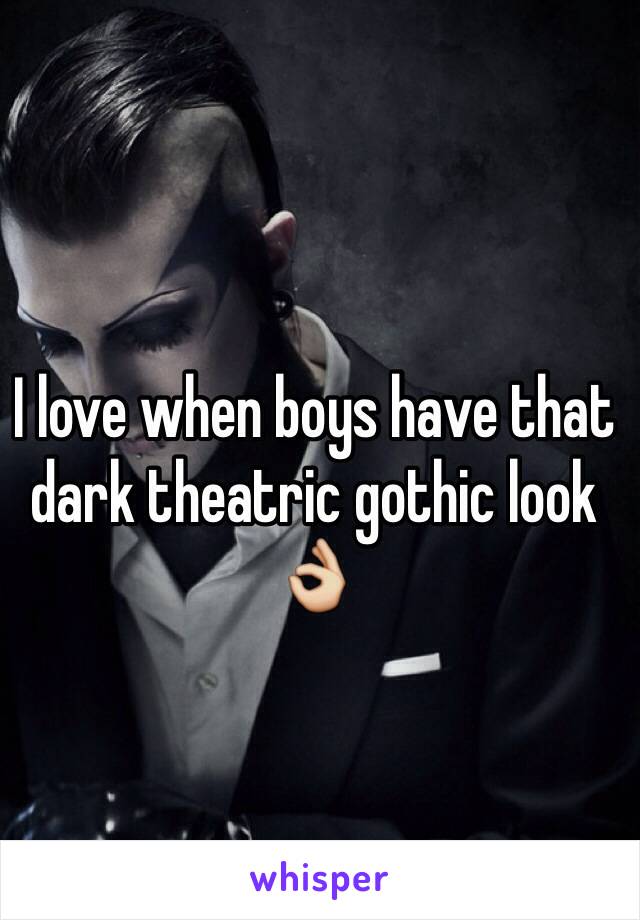 I love when boys have that dark theatric gothic look 👌