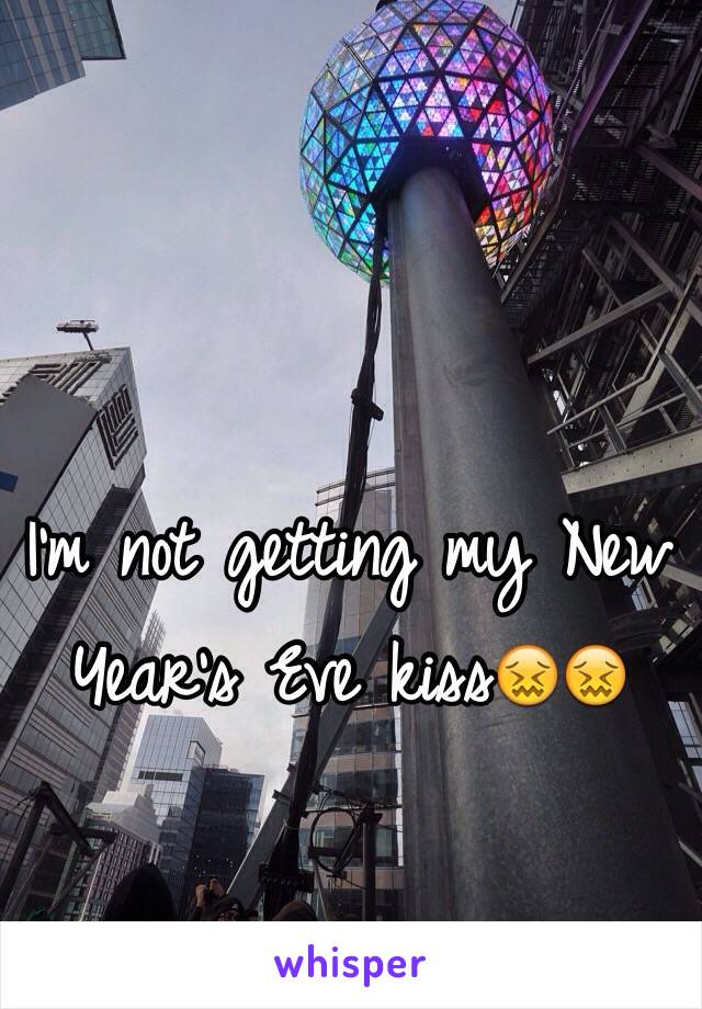 I'm not getting my New Year's Eve kiss😖😖