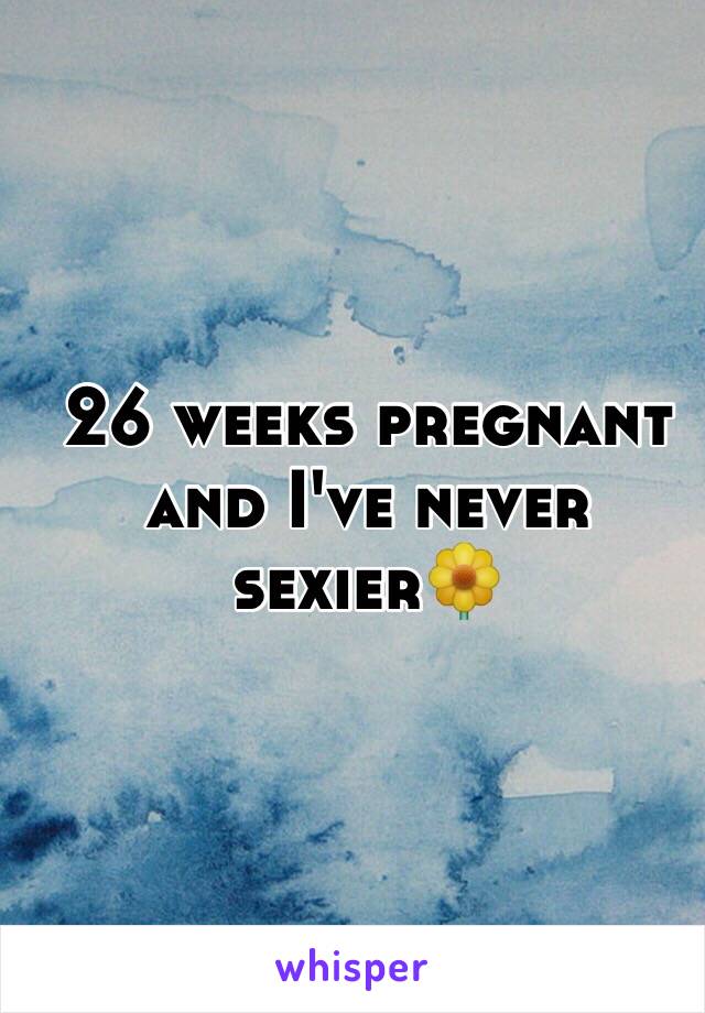 26 weeks pregnant and I've never sexier🌼