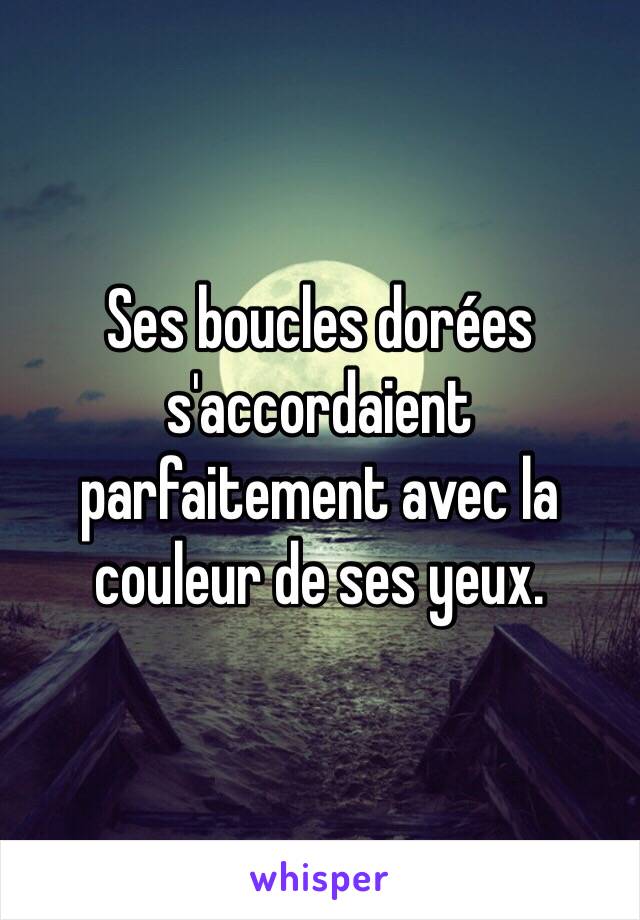 Ses boucles dorées s'accordaient parfaitement avec la couleur de ses yeux.