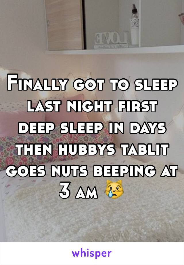 Finally got to sleep last night first deep sleep in days then hubbys tablit goes nuts beeping at 3 am 😿