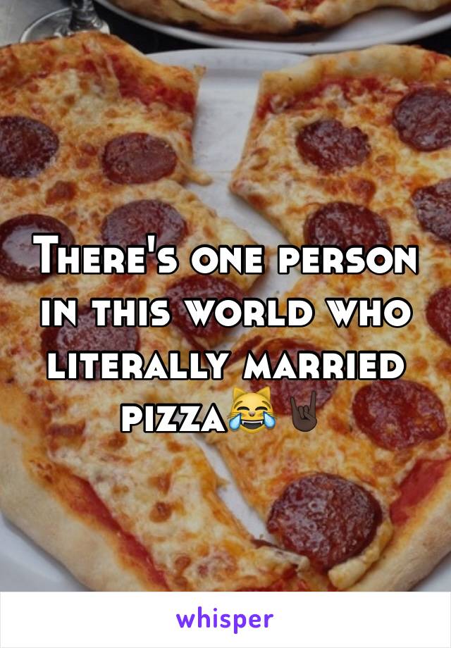 There's one person in this world who literally married pizza😹🤘🏿