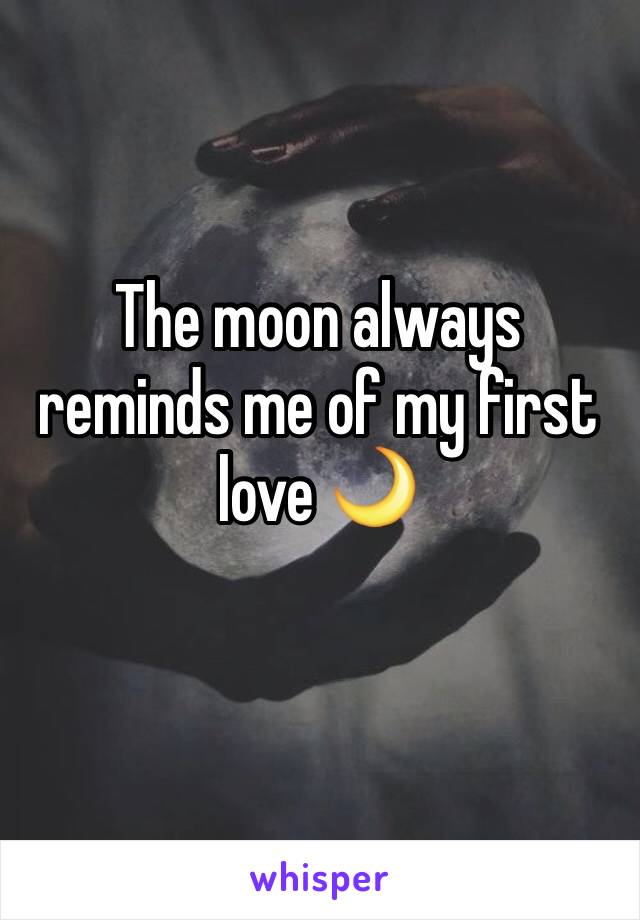 The moon always reminds me of my first love 🌙