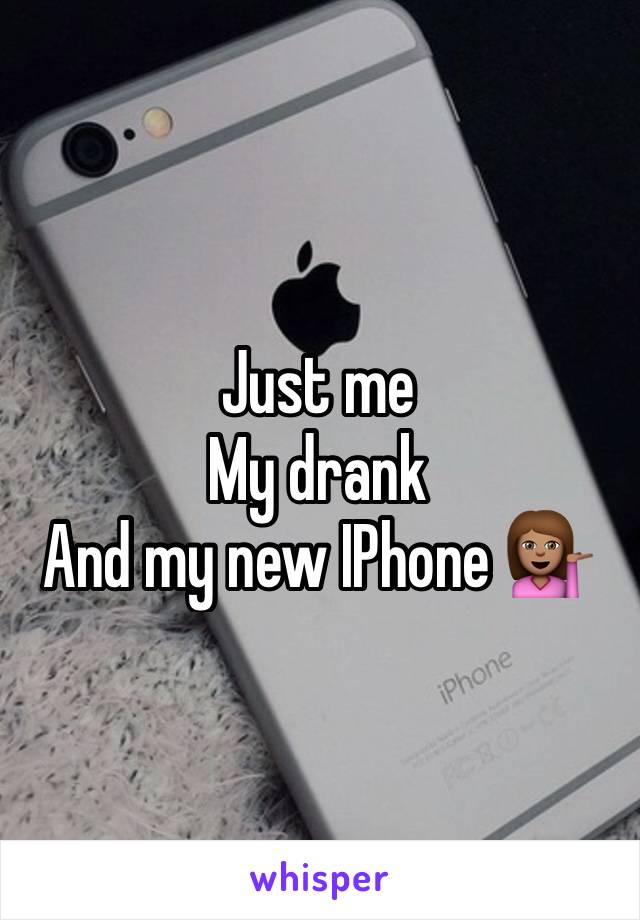 Just me
My drank
And my new IPhone 💁🏽