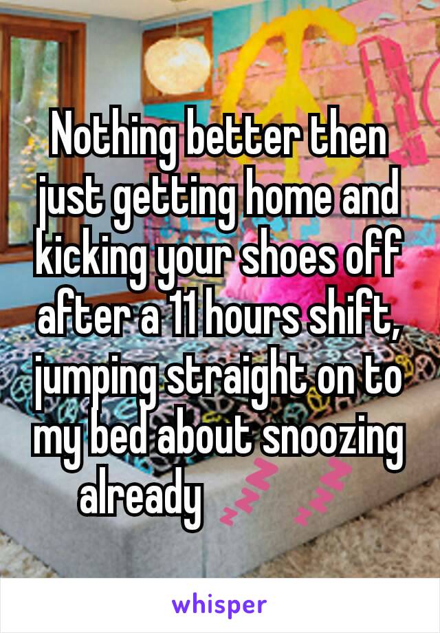 Nothing better then just getting home and kicking your shoes off after a 11 hours shift,  jumping straight on to my bed about snoozing already 💤💤