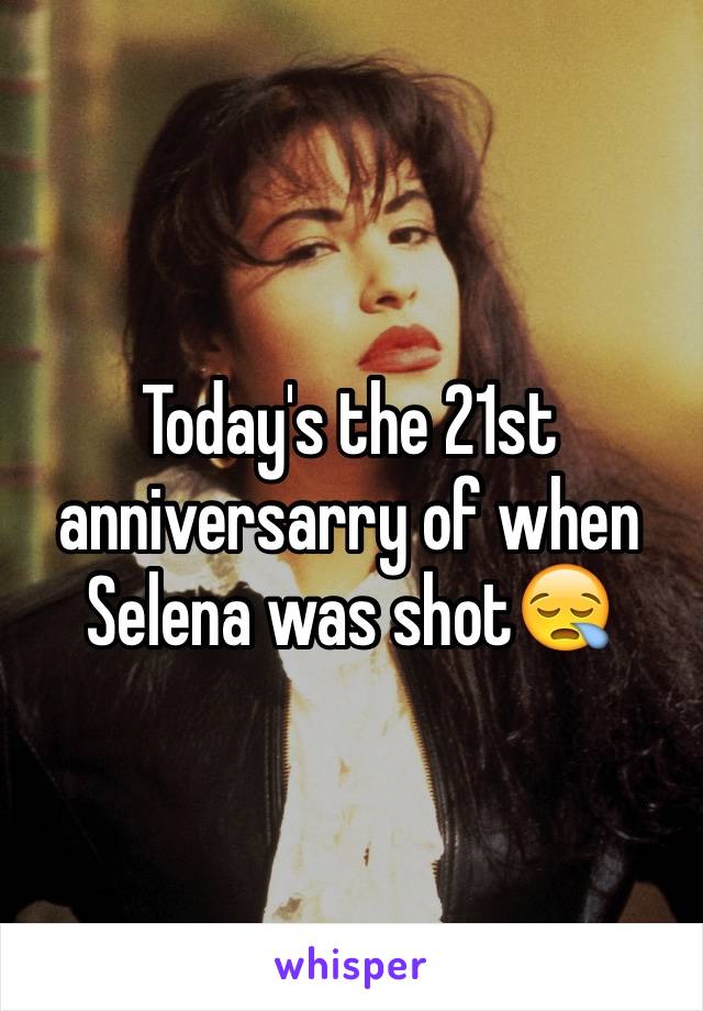 Today's the 21st anniversarry of when Selena was shot😪