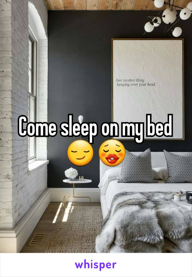 Come sleep on my bed 😏😗