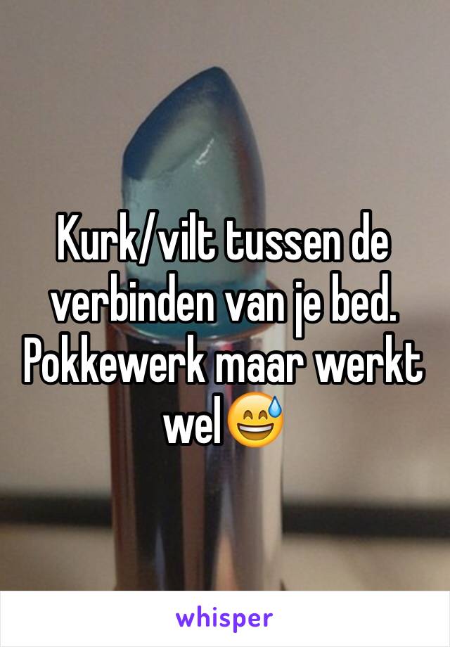 Kurk/vilt tussen de verbinden van je bed.
Pokkewerk maar werkt wel😅