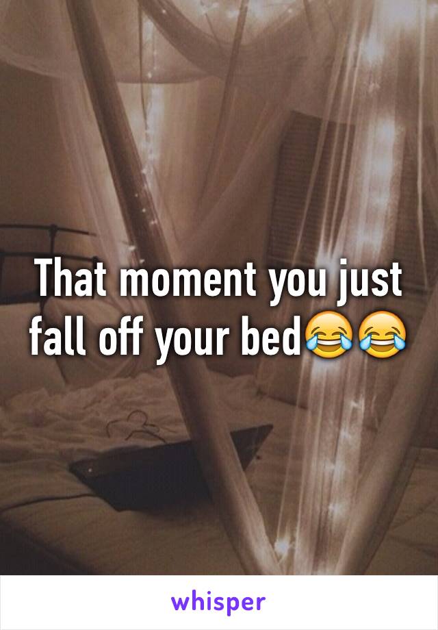 That moment you just fall off your bed😂😂