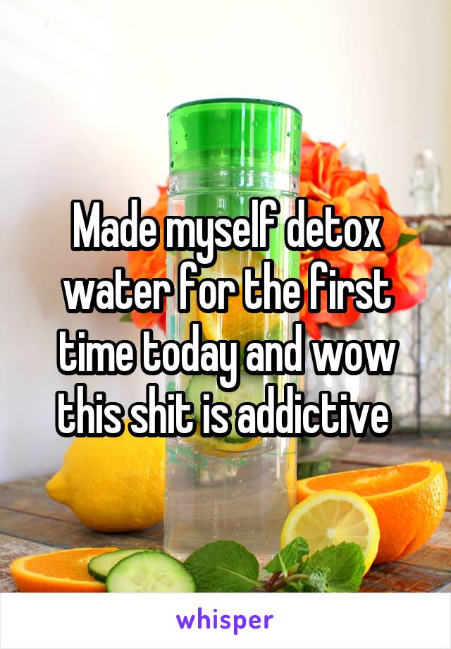 Made myself detox water for the first time today and wow this shit is addictive 