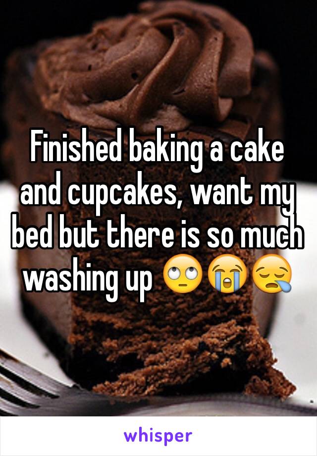 Finished baking a cake and cupcakes, want my bed but there is so much washing up 🙄😭😪
