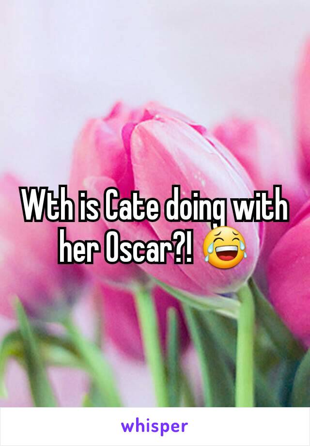 Wth is Cate doing with her Oscar?! 😂