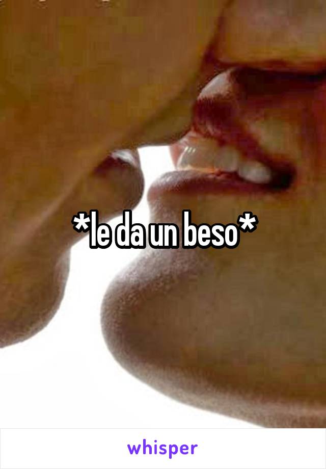 *le da un beso*