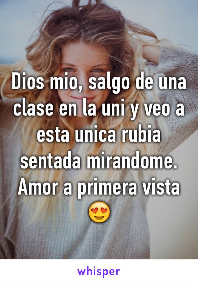 Dios mio, salgo de una clase en la uni y veo a esta unica rubia sentada mirandome. Amor a primera vista 😍