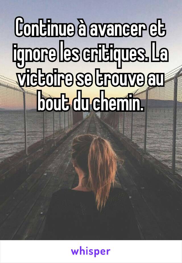 Continue à avancer et ignore les critiques. La victoire se trouve au bout du chemin.