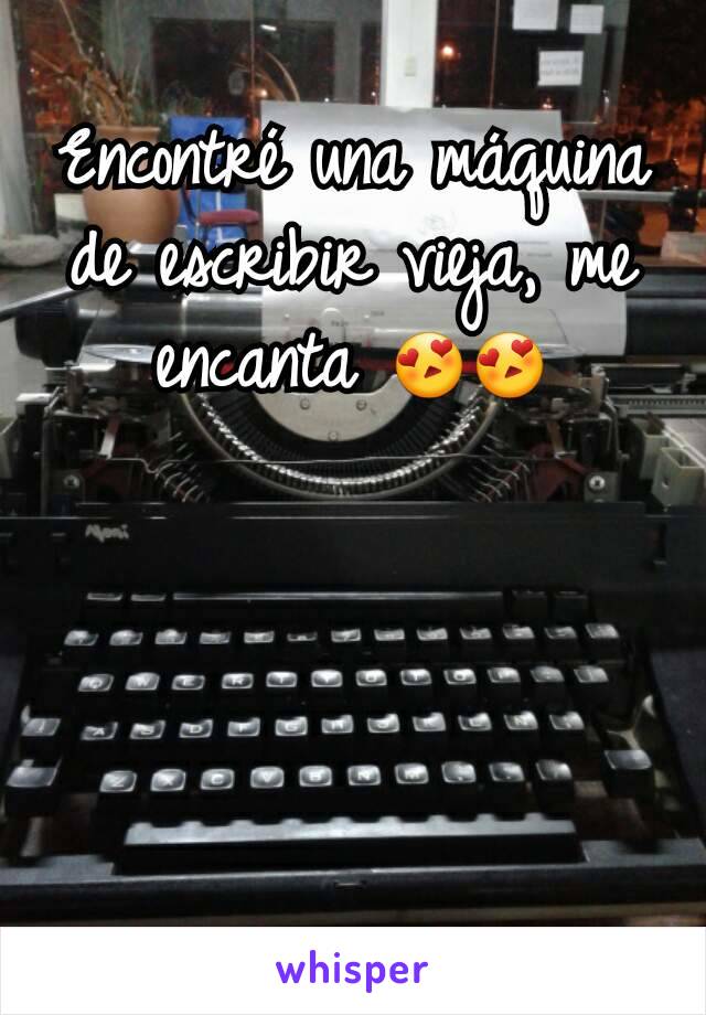 Encontré una máquina de escribir vieja, me encanta 😍😍